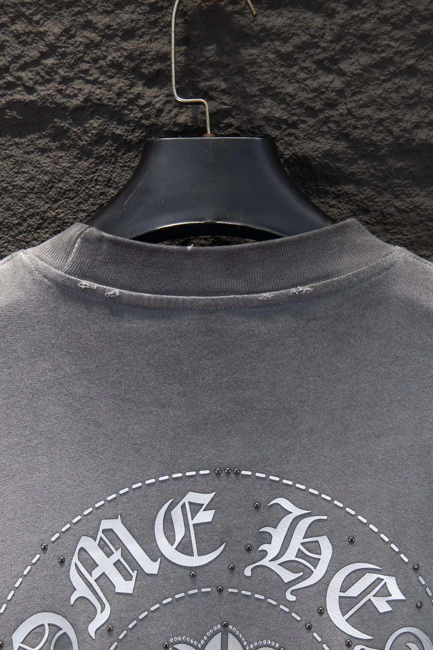 P290 🆕Chrome hearts new hot diamond silicone stir-fried color sweatshirt. The os version is really charming. The Chrome family is really unique. Every new season has the best version. It is very practical and can be worn casually. Nice✔️ - ⚠️100% cotton. Made of custom-dyed terry cotton sweatshirt surface, 420g double-ply double yarn, comfortable to the touch. Made from imported knitting needle carded cotton, the thickness is moderate, drapey and contoured, making the upper body comfortable! ! It is very tolerant to fat body types and can instantly lose five pounds after wearing it!  Specially ordered many Austrian hot diamonds, which have the bling bling effect of natural crystals under the light, with multi-faceted reflective points, and the production cost is extremely high. The laser molding includes a computer engraving machine and a laser machine, which are accurate in units of particles. Finally, it is hot and set at high temperature. After the hot ironing, the firmness needs to be tested repeatedly on the hot stamping. It can show colorful reflections under the light. The body of the garment is treated with reverse-bottomed silicone, hot-drilled and frayed elements, which greatly increases the interest of the garment and creates a unique visual effect.  Hem Loose closing Double-layer fabric Good closing effect Exquisite seaming Color: Washed black Reverse stir-fried gray Size: S-M-L-XL